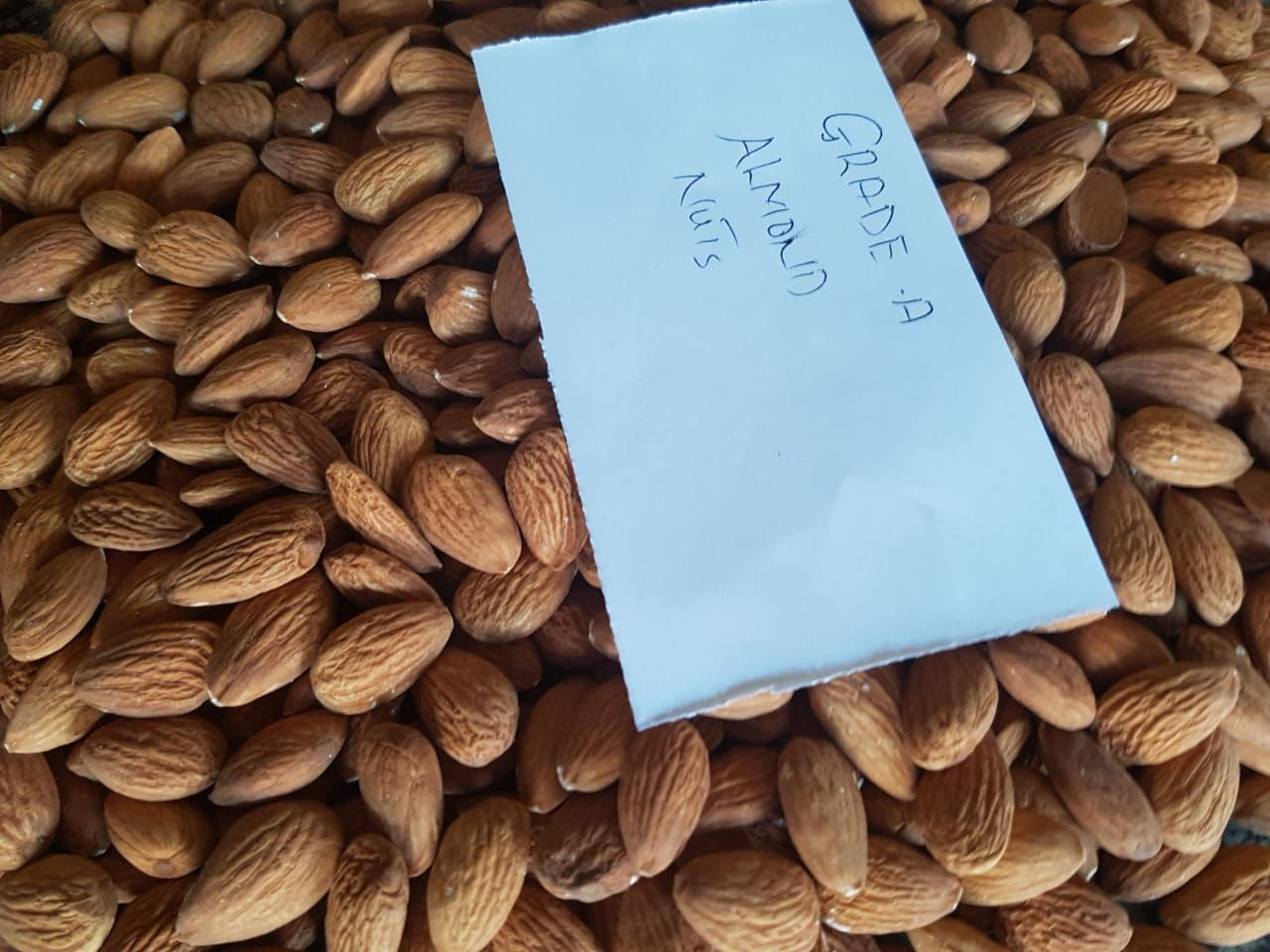 Sweet California Almonds Available/ Raw Almonds Nuts